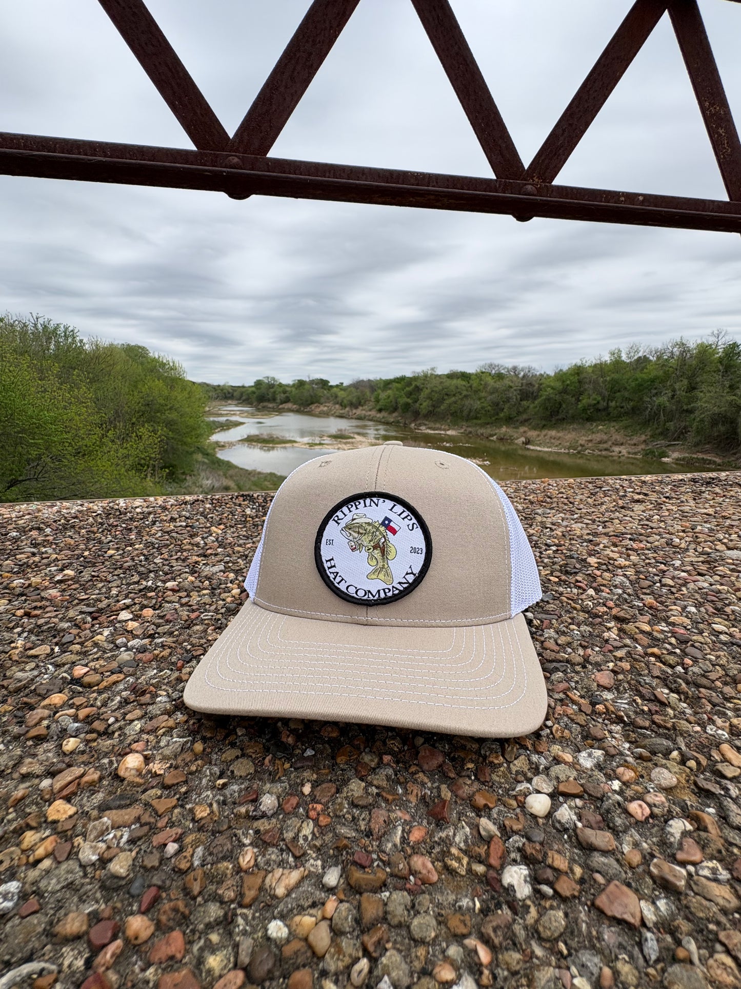 Rippin’ Lips Classic Bass Trucker - White/Khaki